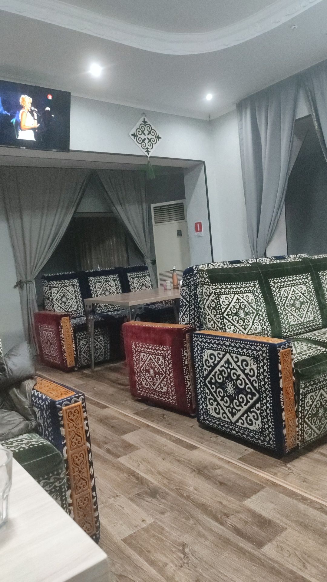 Продам диваны б/у для кафе