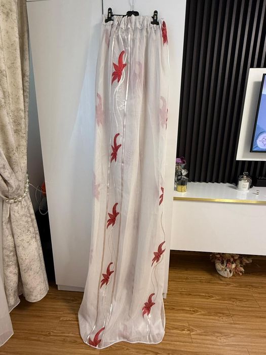 Perdea cu model rosu