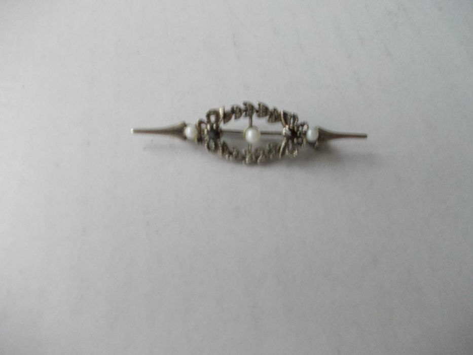 Brosa veche din argint cu pietre si perle