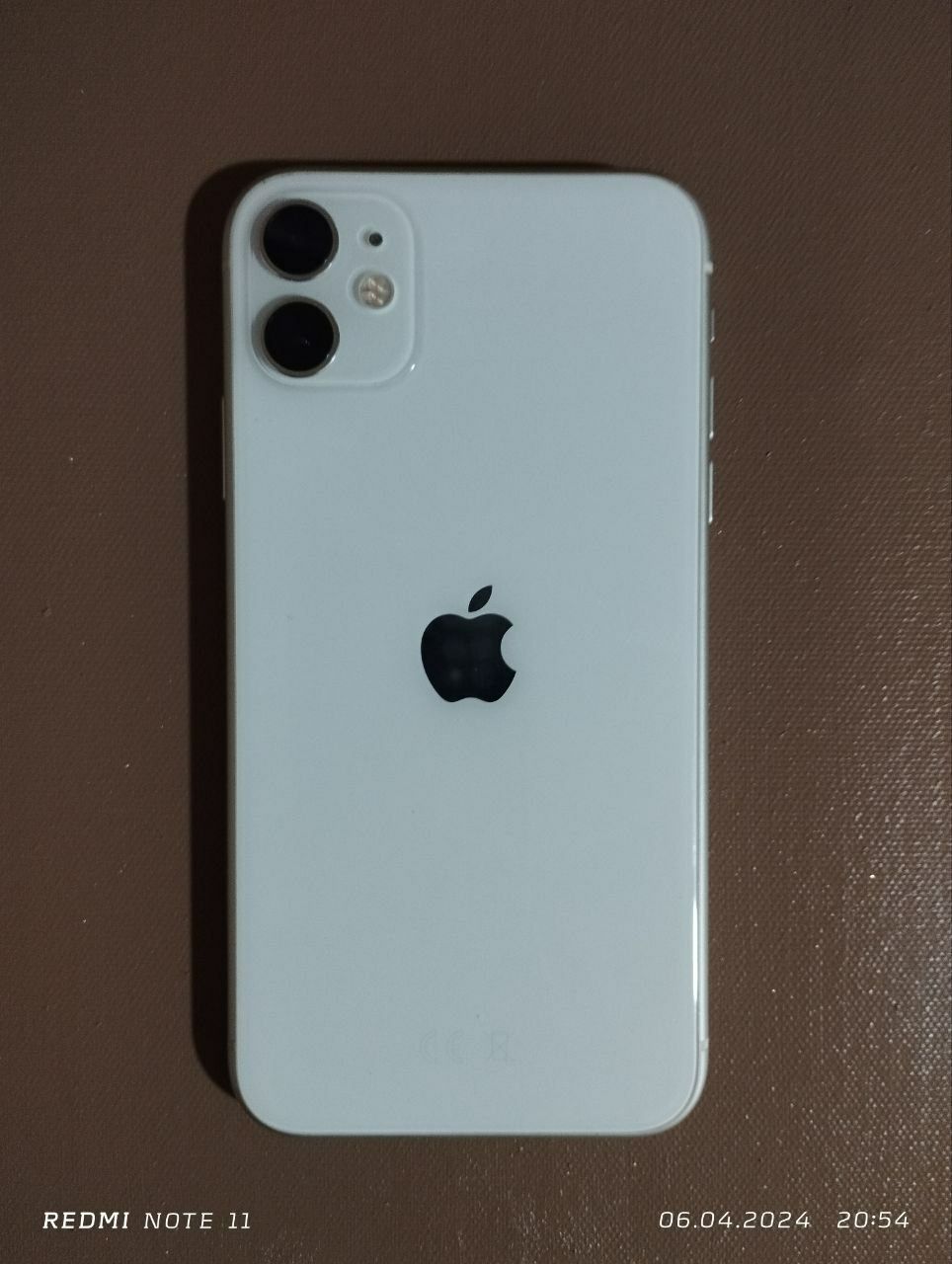 iPhone 11, oq rangli, yomkost 85%, 64 Gb, Face ID, True tone ishlaydi.