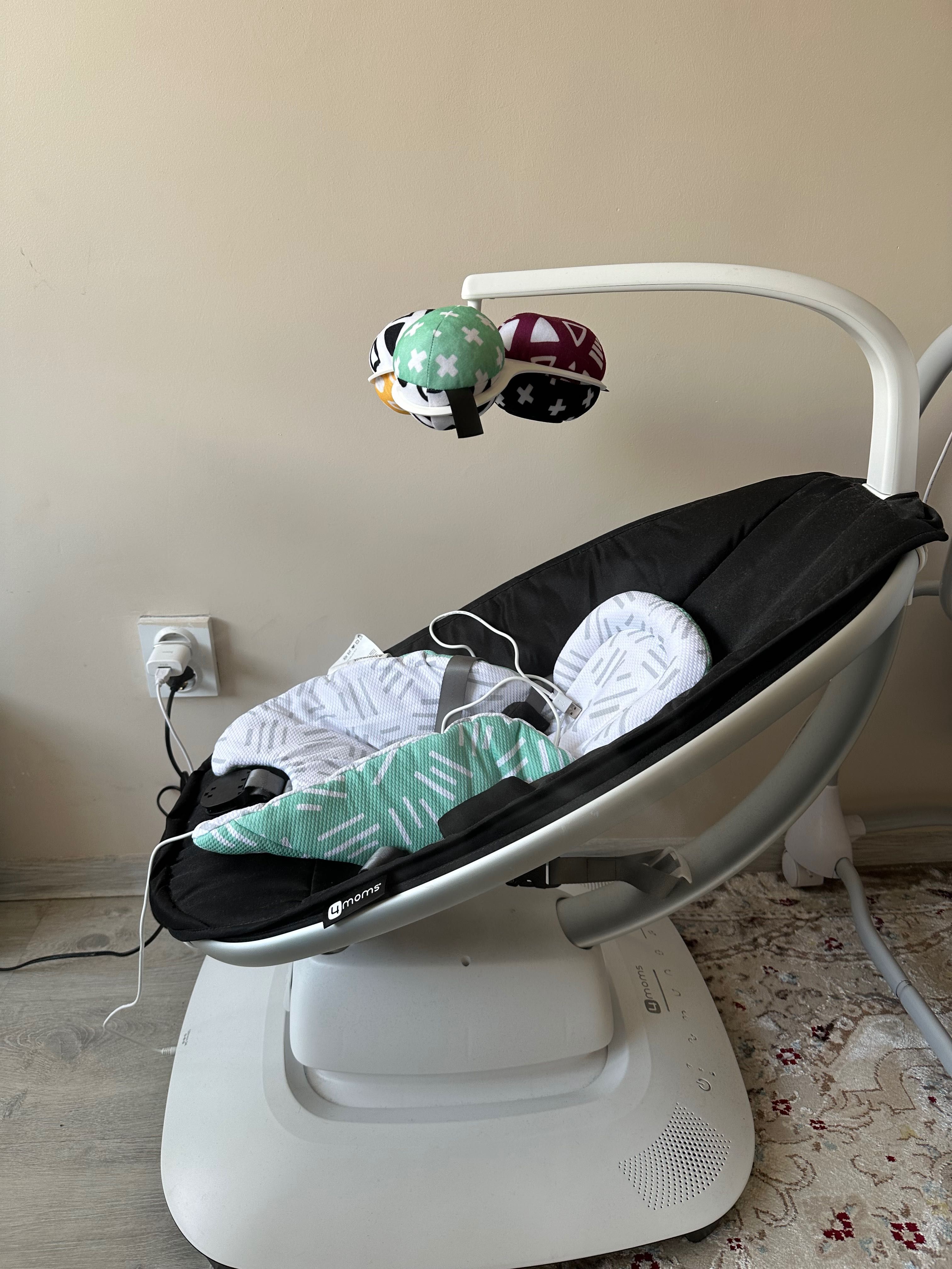 Электрокачель 4Moms MamaRoo5 Black с вкладышем Mint/Mesh