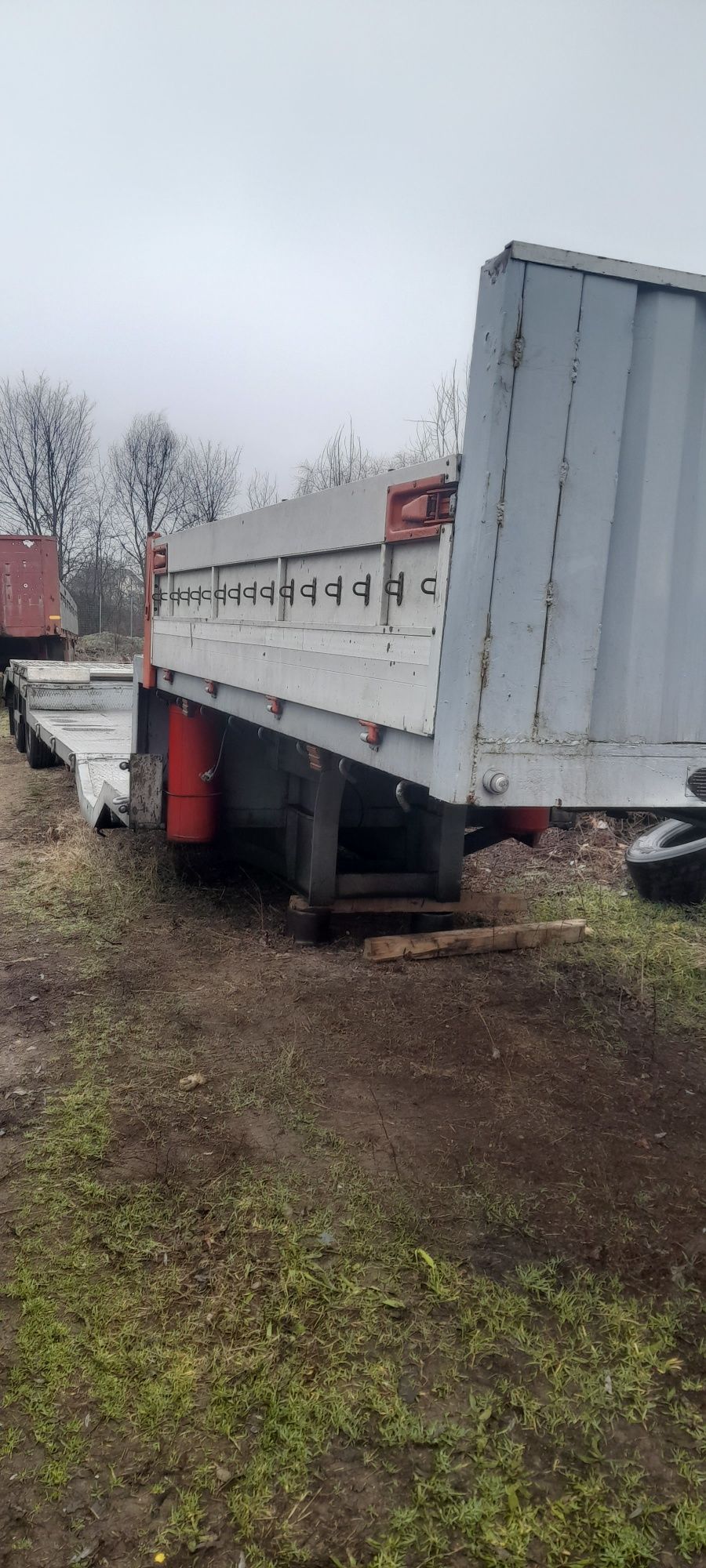 Trailer cu gardă joasă perfectă stare de funcționare