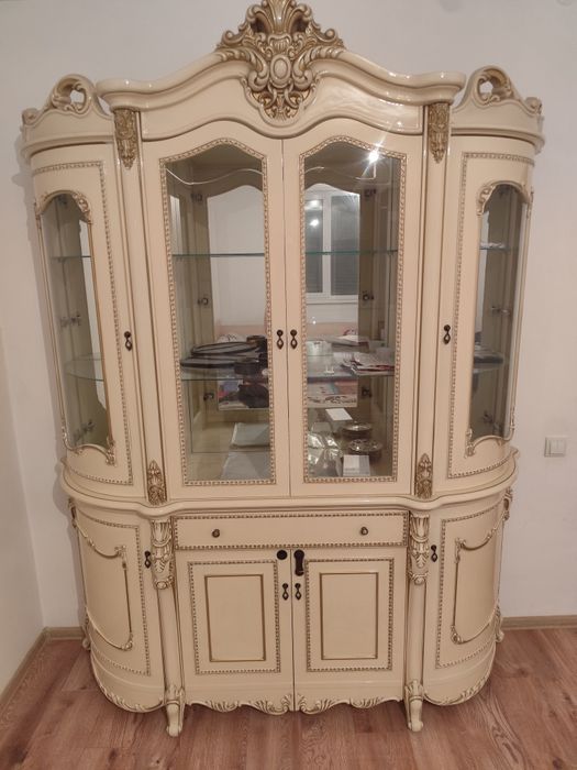 Продам сервант почти новый