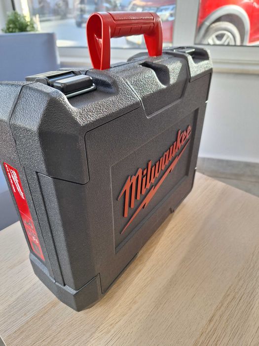 Акумулаторен винтоверт Milwaukee ударен с 2 батерии и зарядно, 18 V,