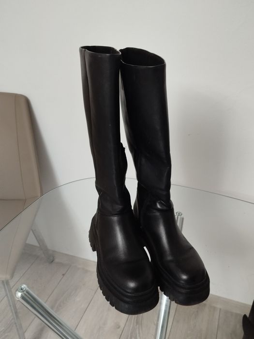 Vând 4 perechi de pantofi, preț negociabil.