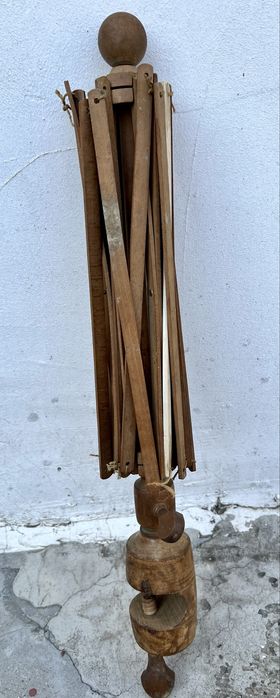 Vartelinta veche din lemn lucrat traditional.