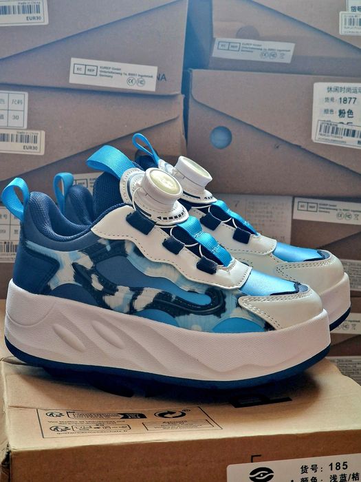 Adidasi noi cu role detașabile