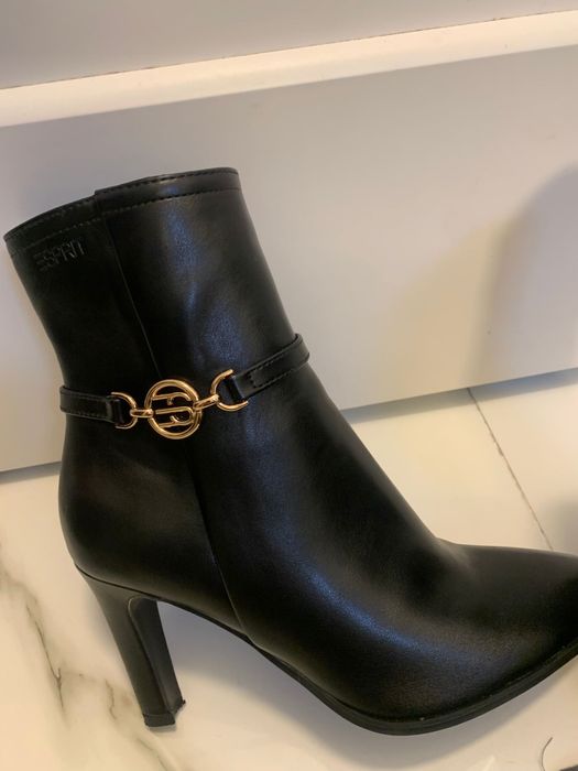 Pantofi cu toc vand urgent!!