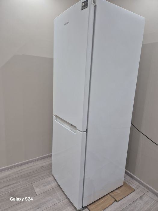 Хладилник с долен фризер