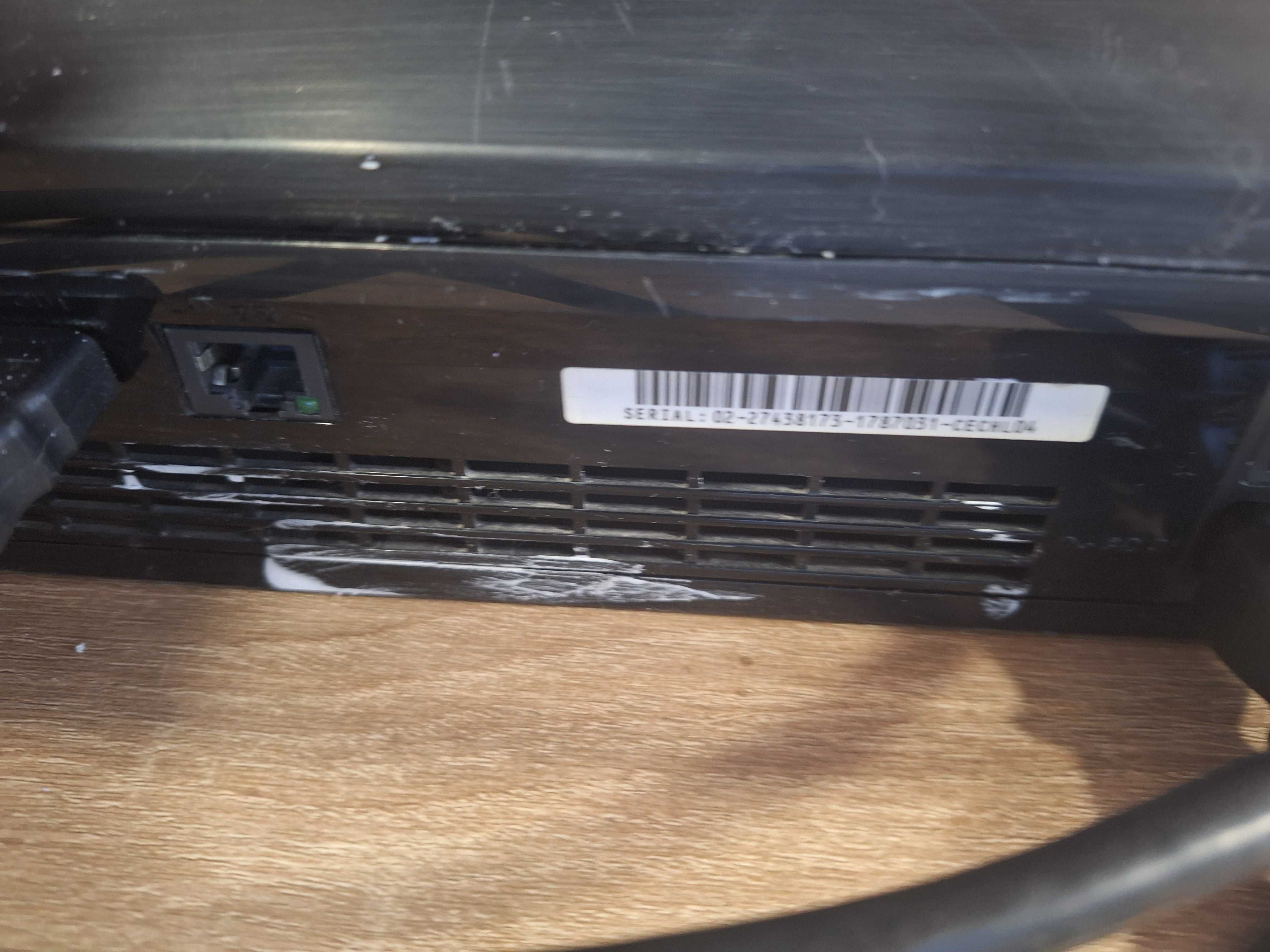 PS3 конзола, два контролера и три игри