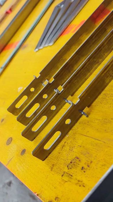 Placa galbena, distantieri, montanti, coltare/fasete, pene metalice