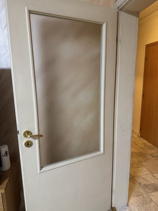 Шест интериорни и една външна метална врата с каси