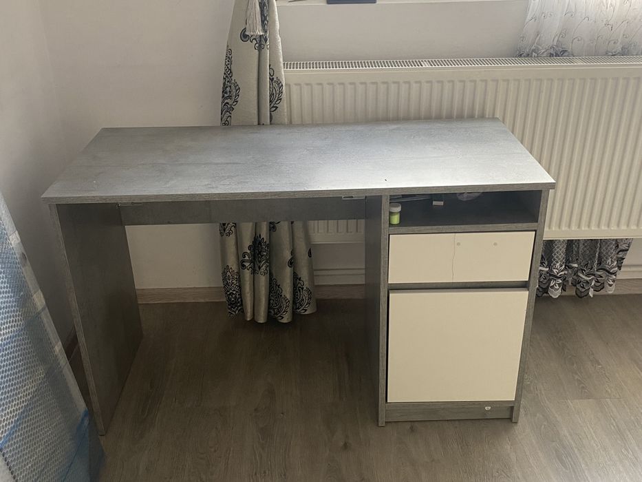 Vând birou in stare buna