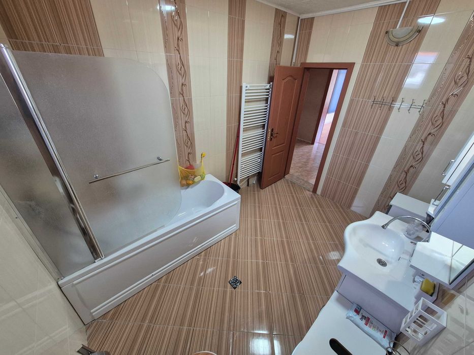 Многостаен етаж от къща, 160кв, полу-обзаведен, двор и паркомясто