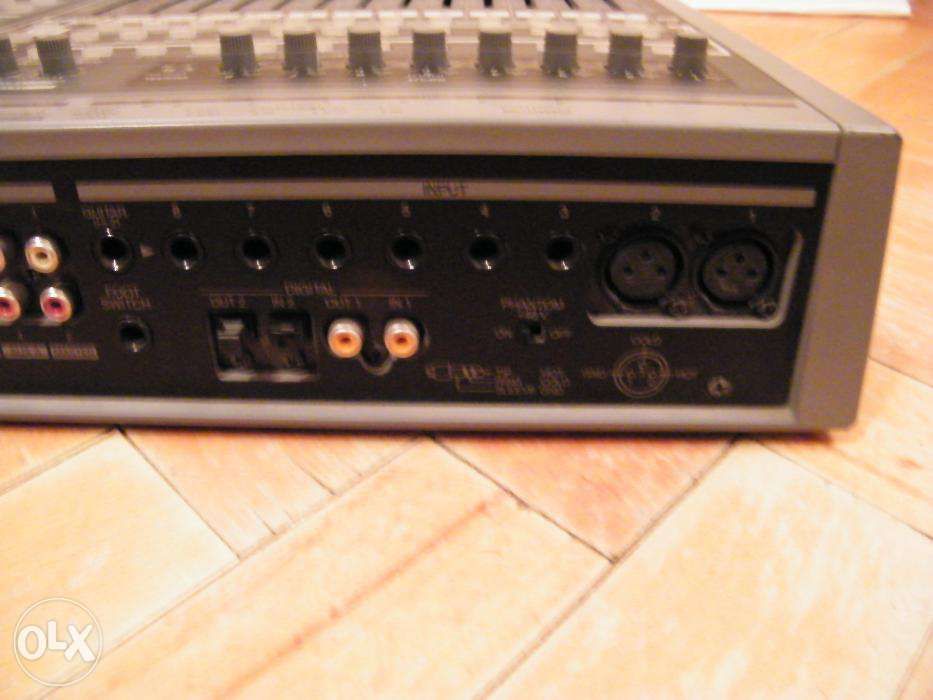 Roland VS-1680 cu placa de efecte VS8F-2 si HDD de 2 GB