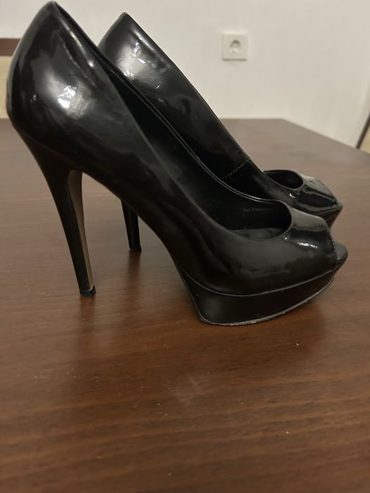 Элегантные туфли-лодочки из лаковой кожи