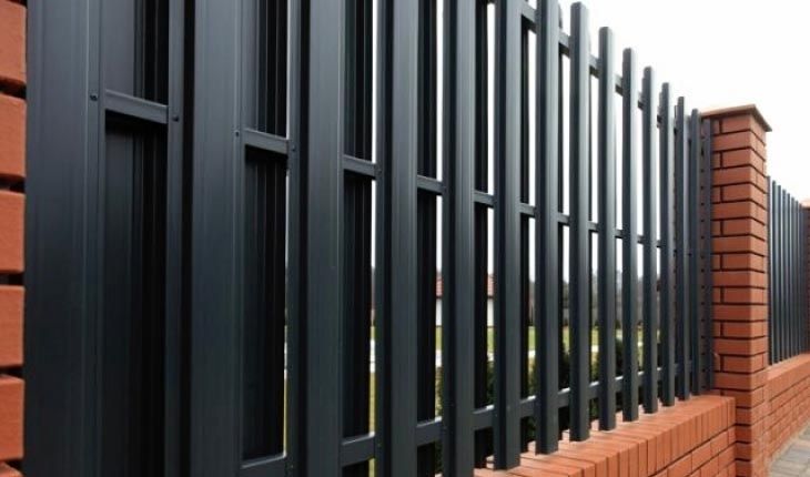 Executam garduie și împrejmuiri terenuri