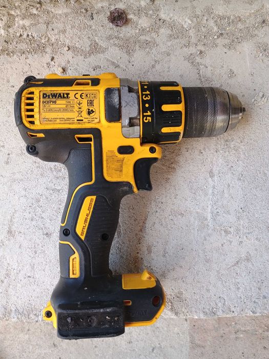 Винтоверт DeWalt DCD790