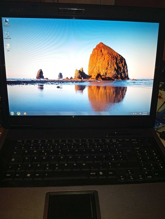 Laptop 17 Inch ASUS model F7F Windows 7 Ultimate