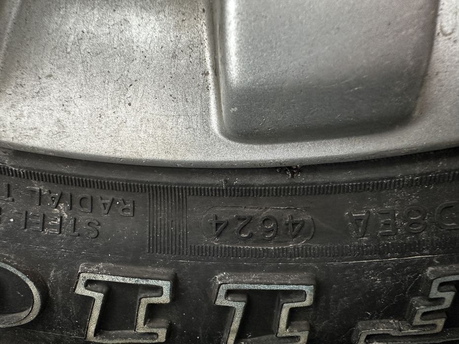 Продават се гумите 235/70/16