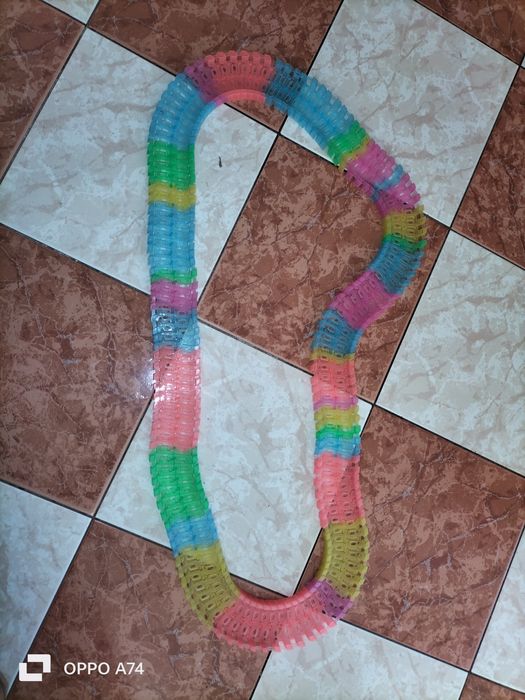 Mașină cu pista pentru copii mici