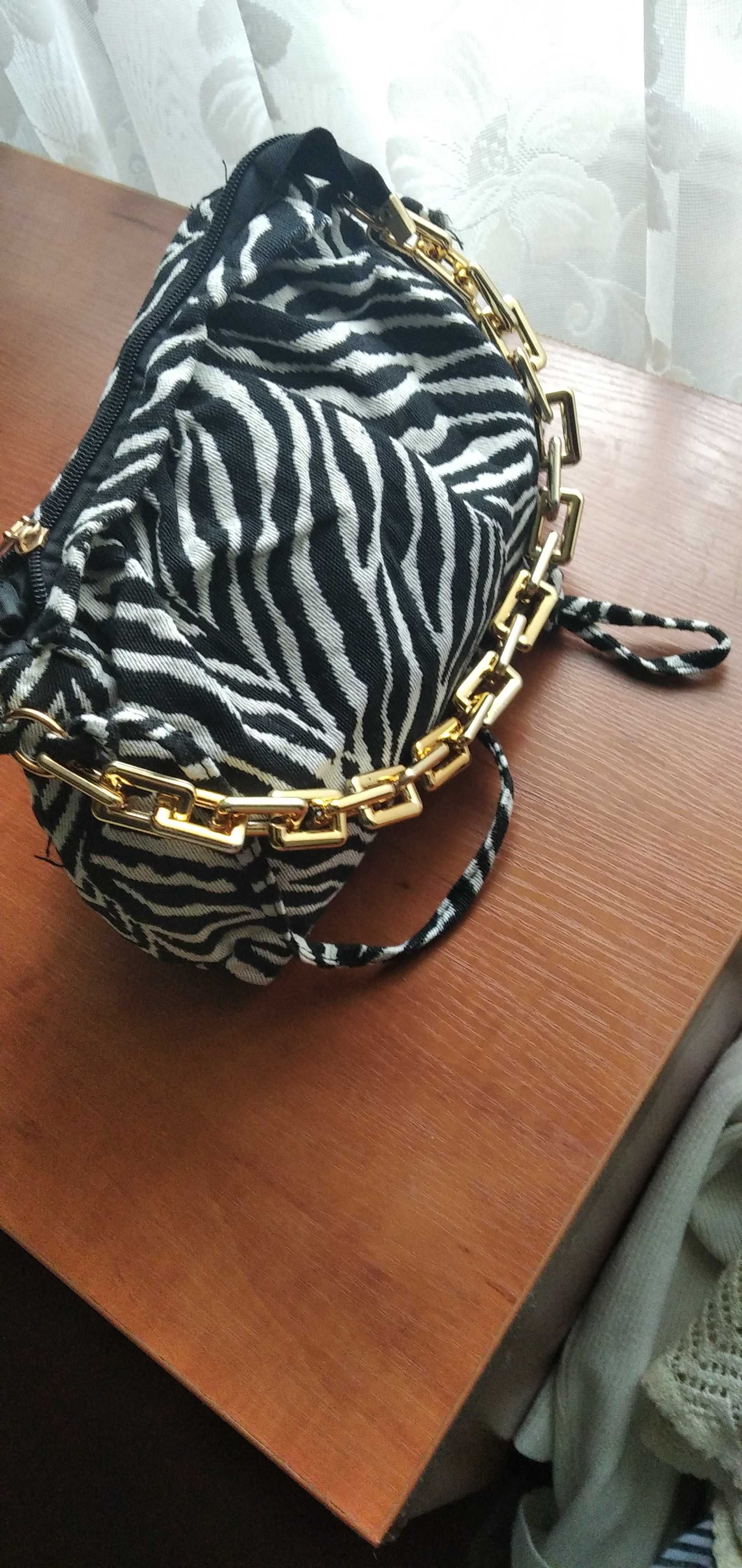 Женская сумка с цепью