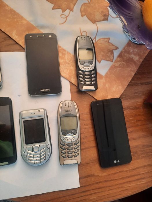 Vand telefoane mobile