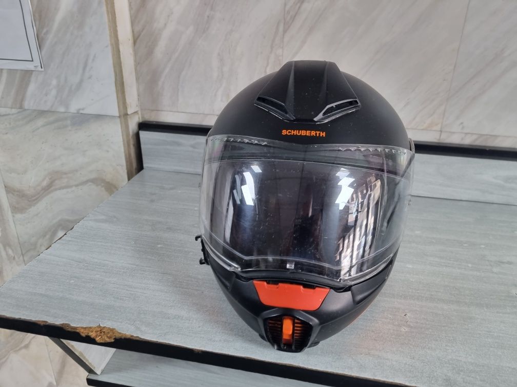 Vând casca moto schuberth