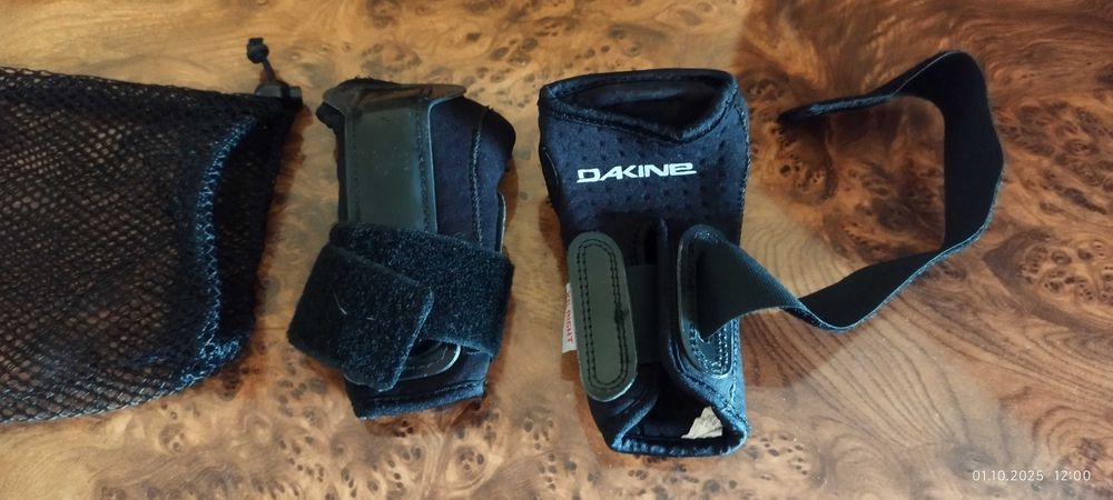 Dakine протектор за китка
