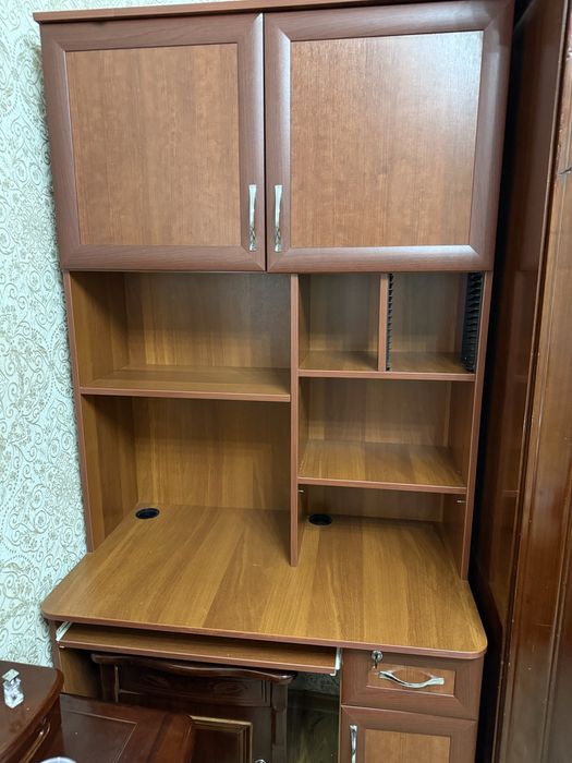 Рабочий стол с полкой для компьютера очень удобный и красиво смотрится