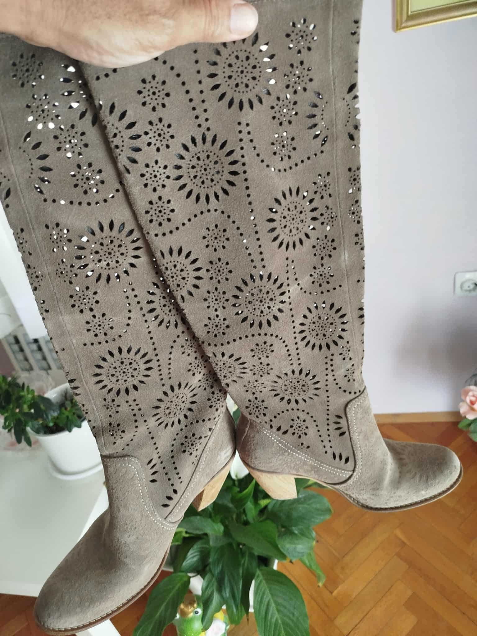 Модерни велурени ботуши