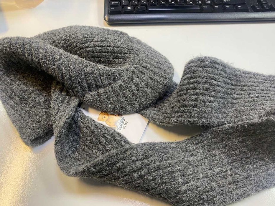 шапка вязанная с козырьком