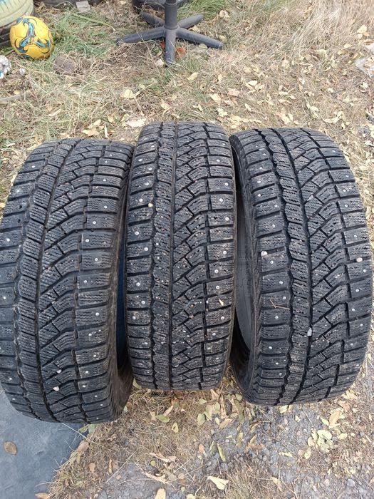 Продам шипованную резину Viatti 215/55/R17