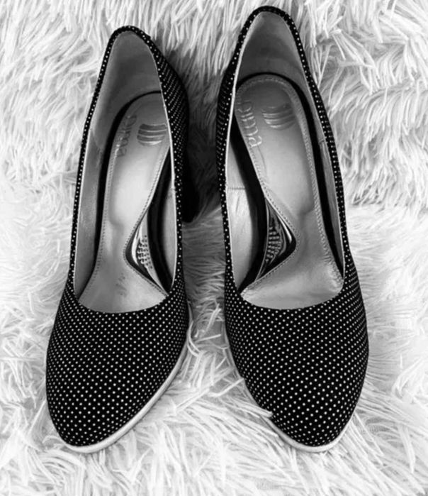 Елегантни обувки черни на бели точки