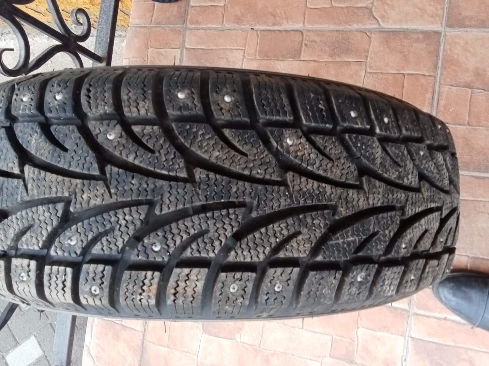 Продам шипованные шины на р15