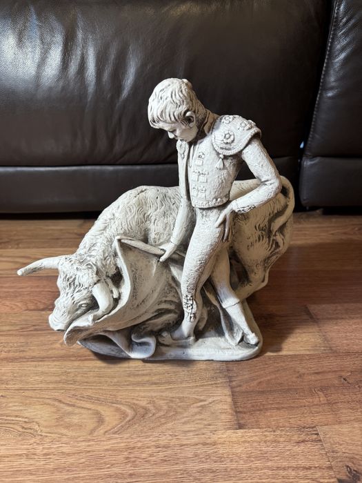 Statuetă toreador și taur – C. Vacca, sculptura piatra, stil spaniol