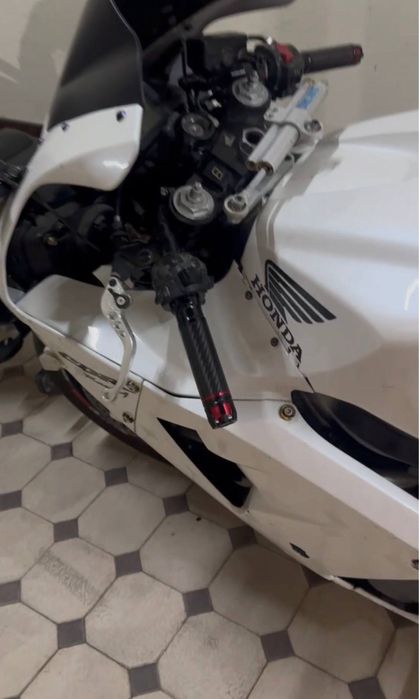 Honda cbr600rr srochna sotiladi