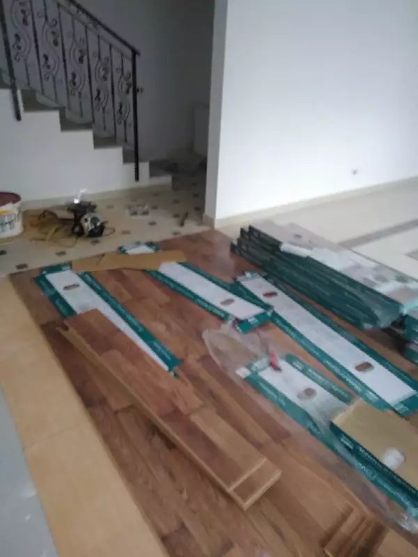 La 20 lei mp montaj parchet laminat spc