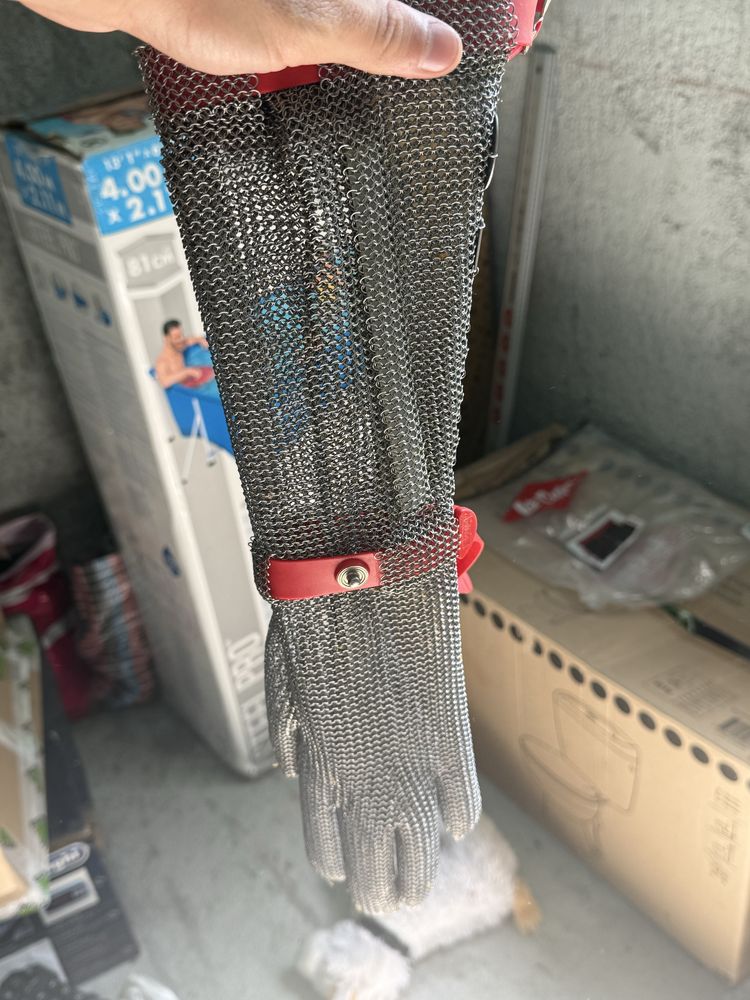 vand sort si manusi de zale