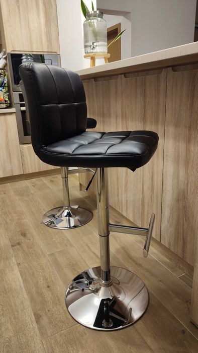 Vand 2 scaune de bar rotative, reglabile pe inaltime