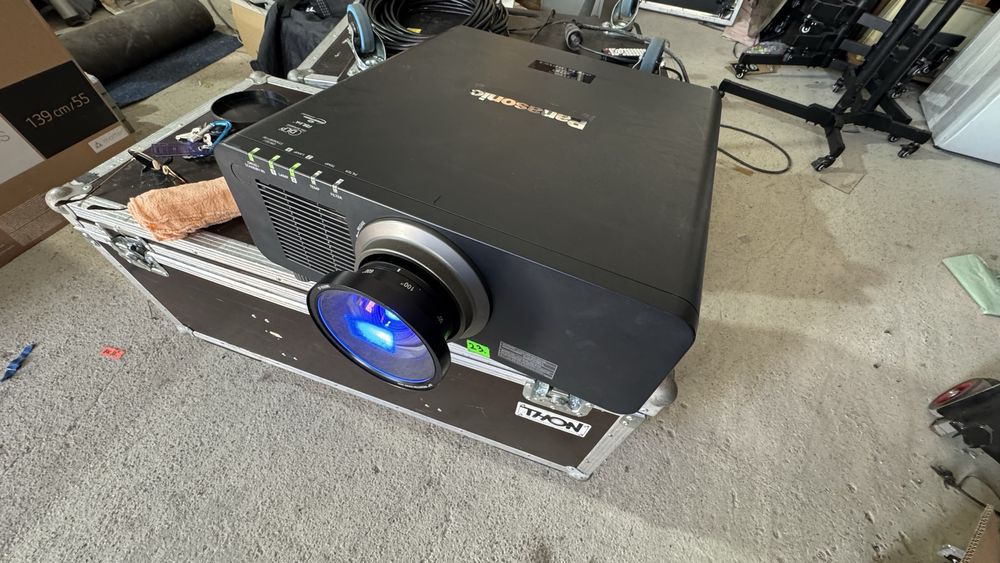 Videoproiector Panasonic 8500 AINSI + Lentila 0.5-0.8X ET-DLE085