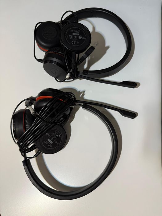 vand 2 perechi casti jabra in stare buna, sunet ok