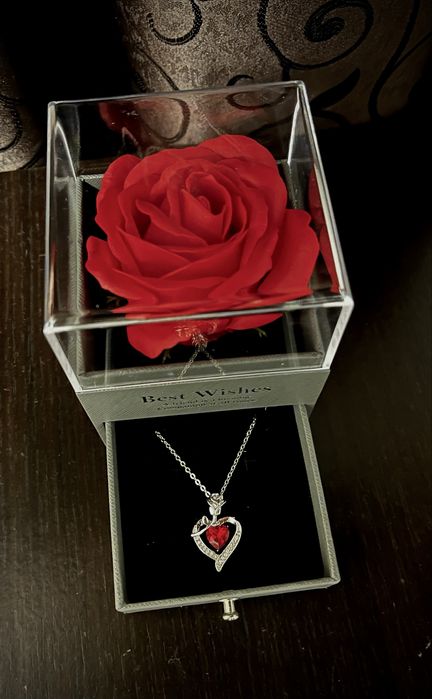 Cadou ideal compus din Cutie trandafir lantisor + punga cadou