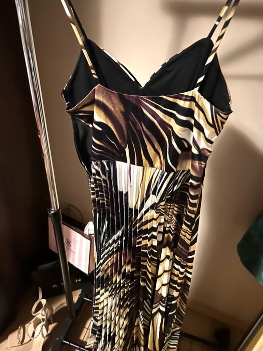 Официална рокля , плисирана и асиметрична в долният край