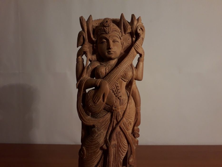 Statueta Hindusa Veche din Lemn de Santal, “Saraswati”