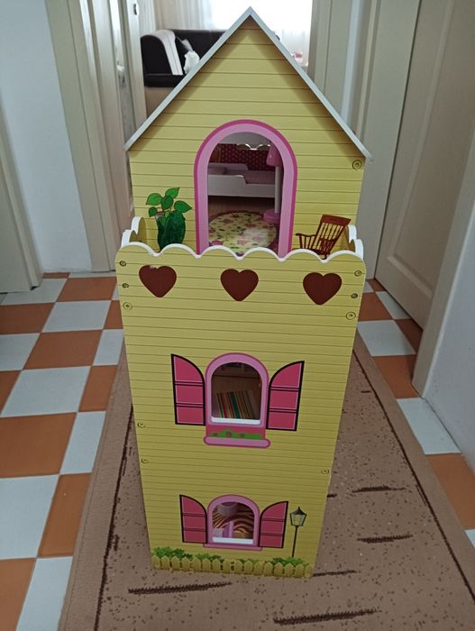 Дървена къща за кукли