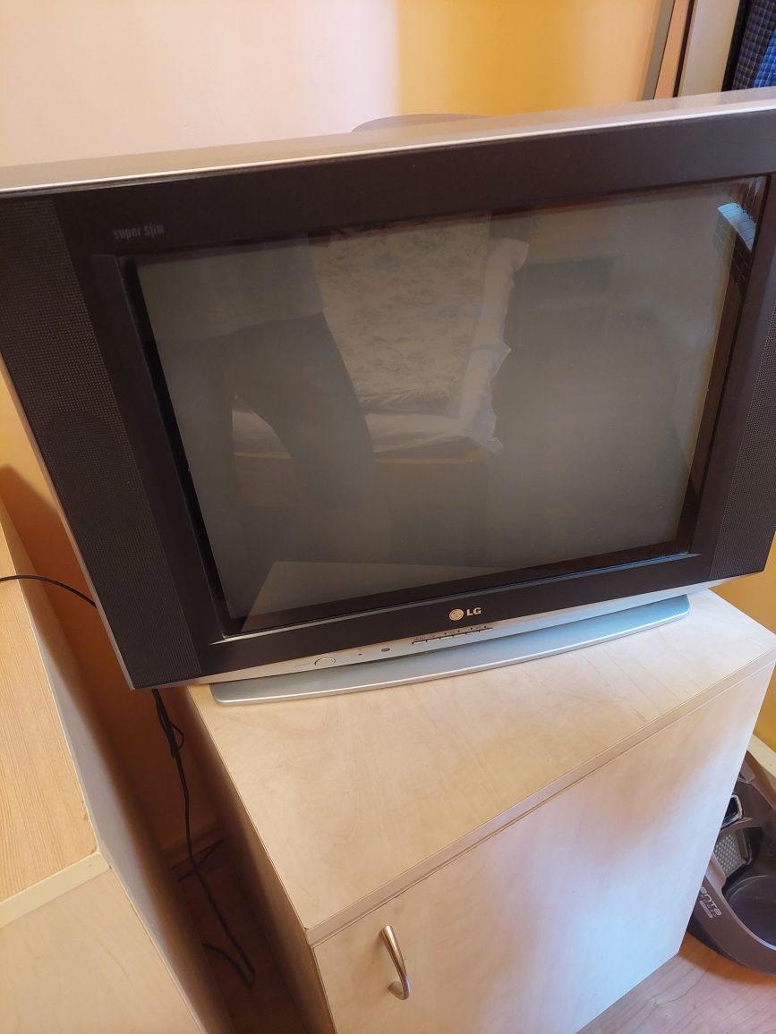 Телевизор LG голям.