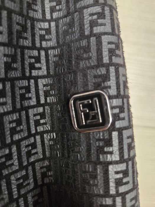 Продам новую натуральную кожаную куртку фирма  FENDI
