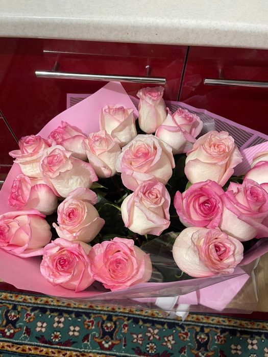 Цветы 21 роза свежий