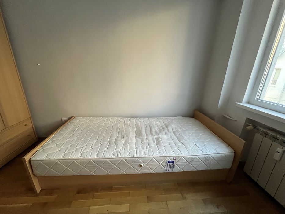 Обзавеждане за стая: легло с матрак, гардеров, шкаф, бюро и етажерки